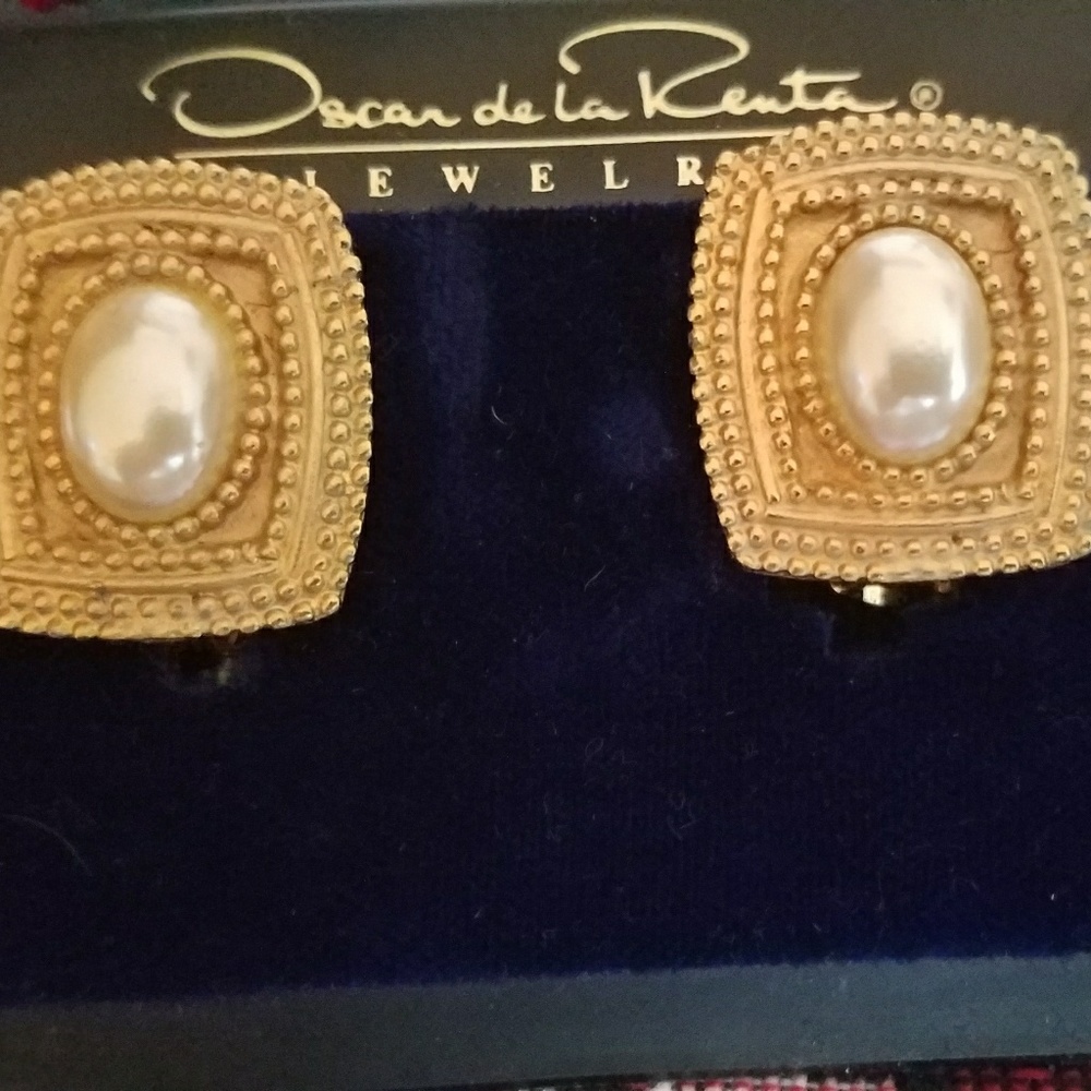 OSCAR DE LA RENTA CLIP SIMULATED PEARL ER
